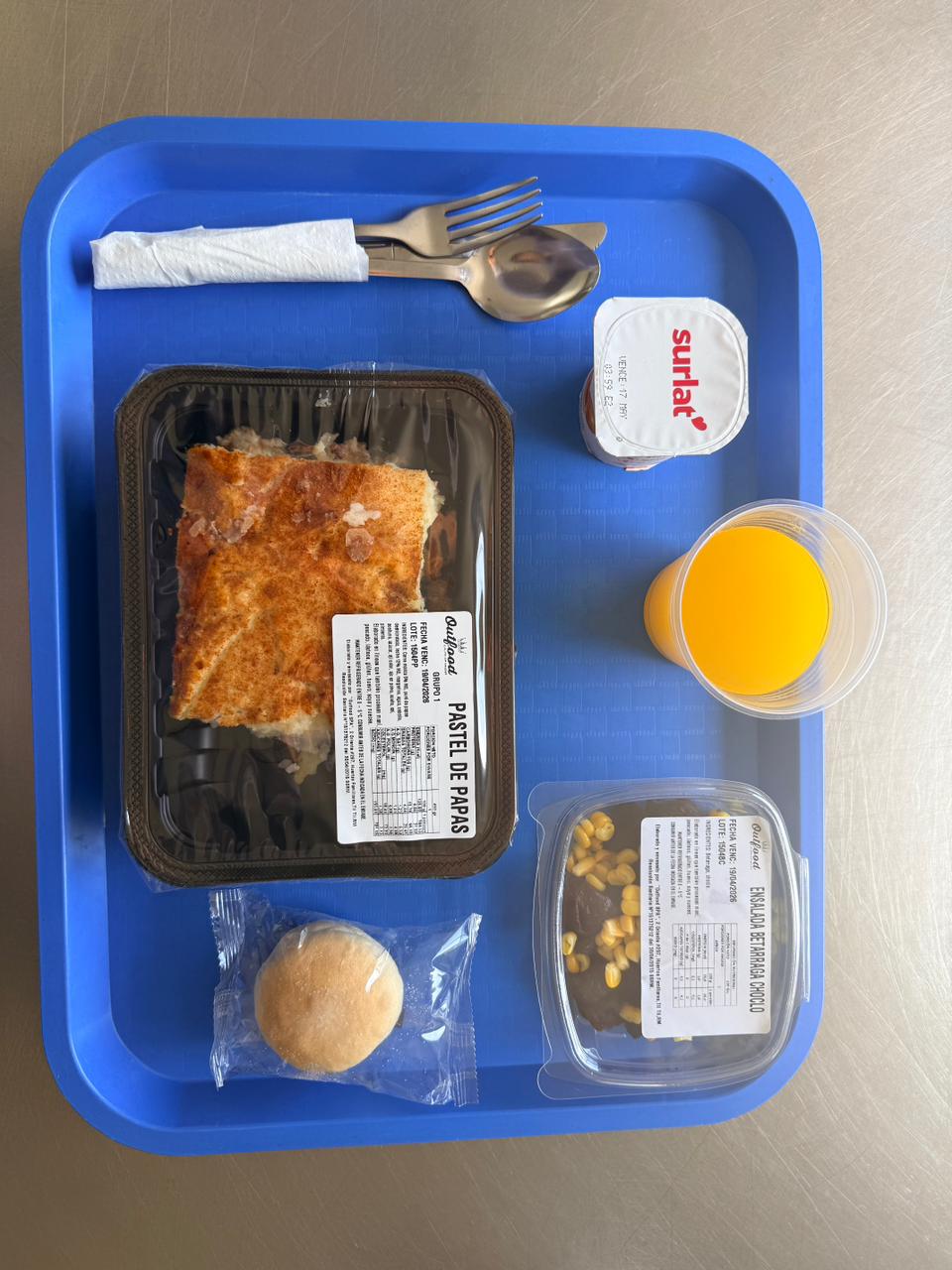 Servicio para faena en bandeja azul con plato termosellado
