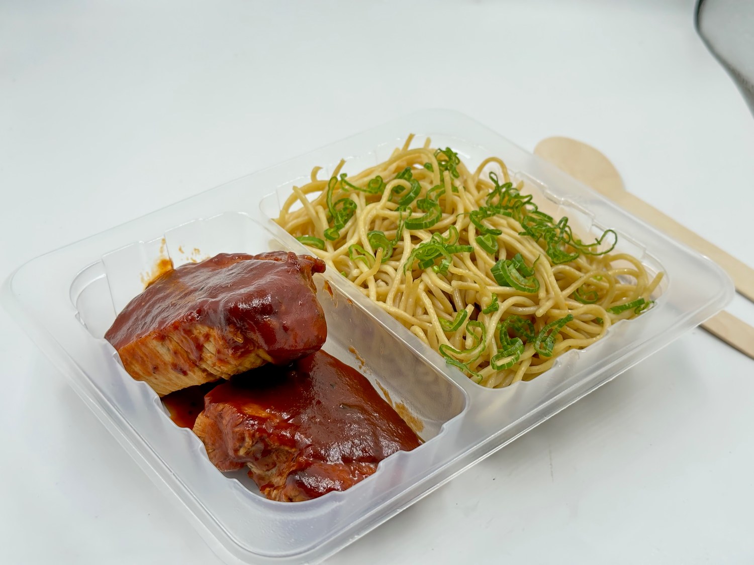 Plato real de Outfood: carne en salsa acompañada de pastas