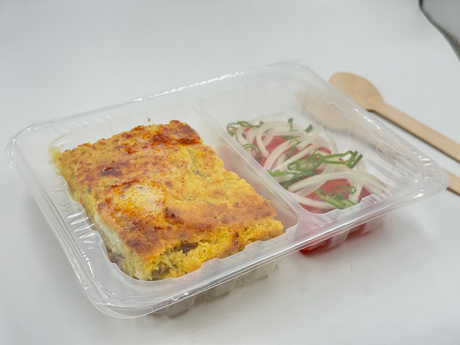 Plato preparado por Outfood acompañado de ensalada